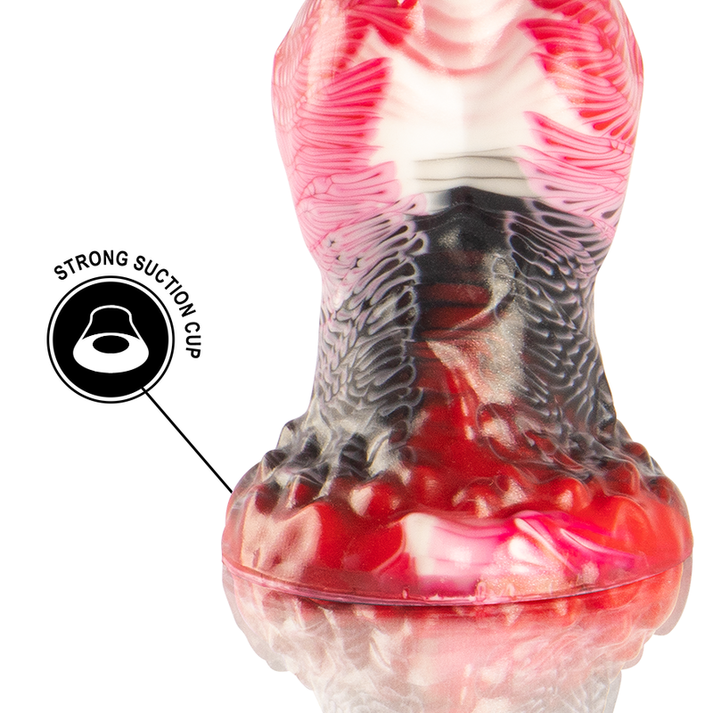Gode Helios silicone rouge et gris, gros plan sur base ventouse forte et testicules, gland marque et fut texture pour une stimulation progressive intense.