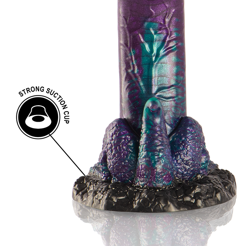 Gode Basilic silicone violet et turquoise, gros plan sur base ventouse forte sculptee, gland marque et fut ecailleux aux couleurs eclatantes fantasy.