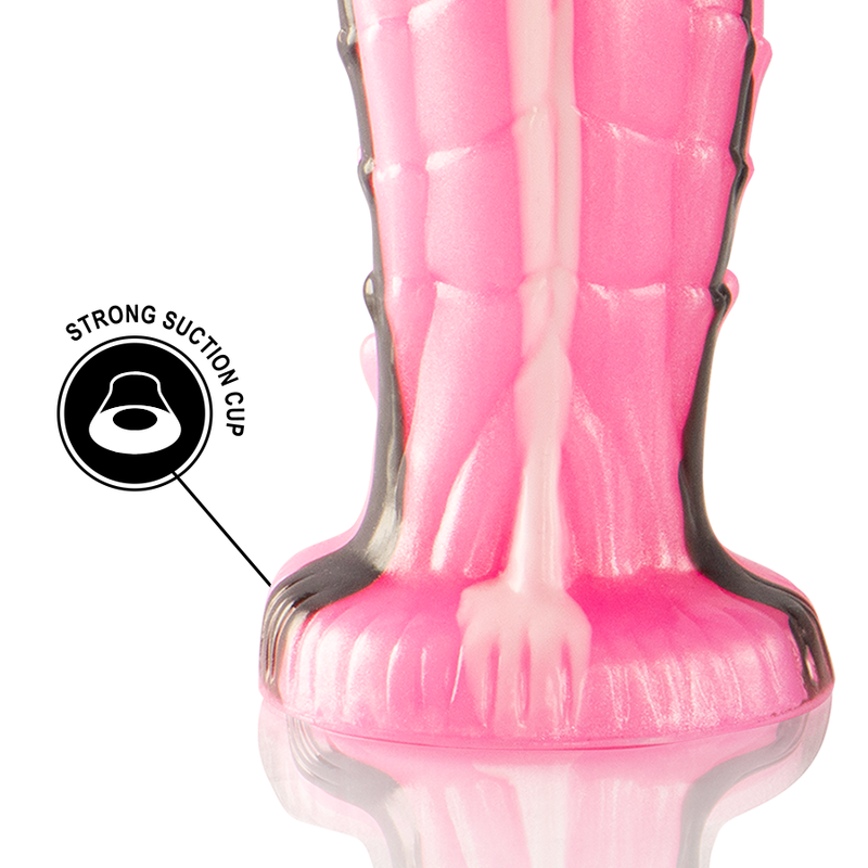 Gros plan du gode Triton fantasy rose sur sa base ventouse, picto strong suction cup. Silicone texture reptile fixable mains libres pour une utilisation stable et polyvalente.