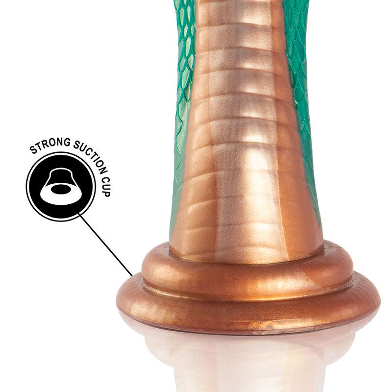 Gros plan sur la base ventouse cuivree et le corps torsade ecailleux du gode fantasy cobra vert, pictogramme ventouse puissante soulignant la stabilite du modele silicone
