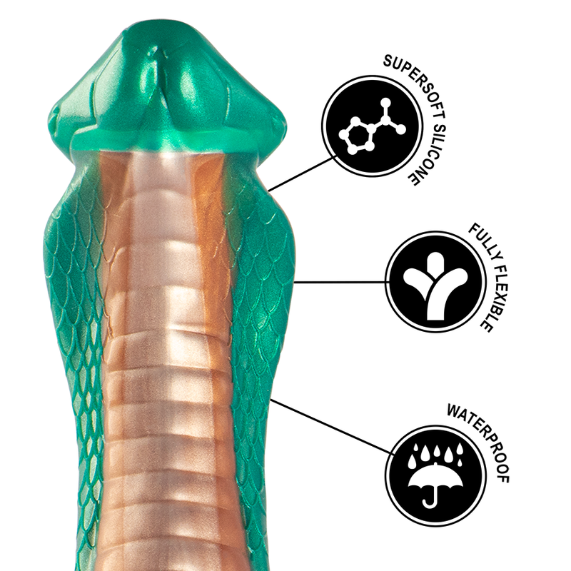 Gros plan sur la tete sculptee de cobra du gode fantasy vert et cuivre avec pictogrammes silicone supersoft, flexible et waterproof, texture ecailleuse en silicone souple