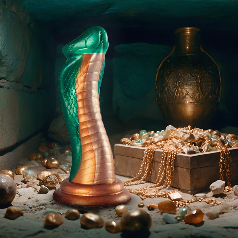Gode fantasy serpent cobra vert et cuivre mis en scene pres d'un coffre au tresor, silhouette dressee a la tete sculptee et corps ecailleux dans une ambiance antique doree