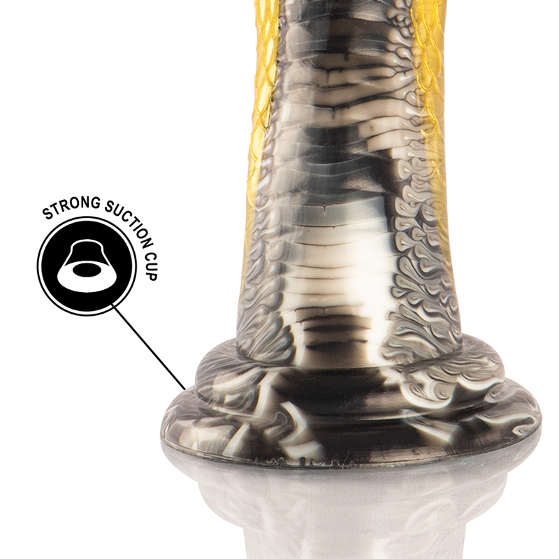 Gros plan sur la base ventouse et la texture ecailleuse marbree gris du gode fantasy cobra, pictogramme ventouse puissante soulignant la stabilite du modele en silicone