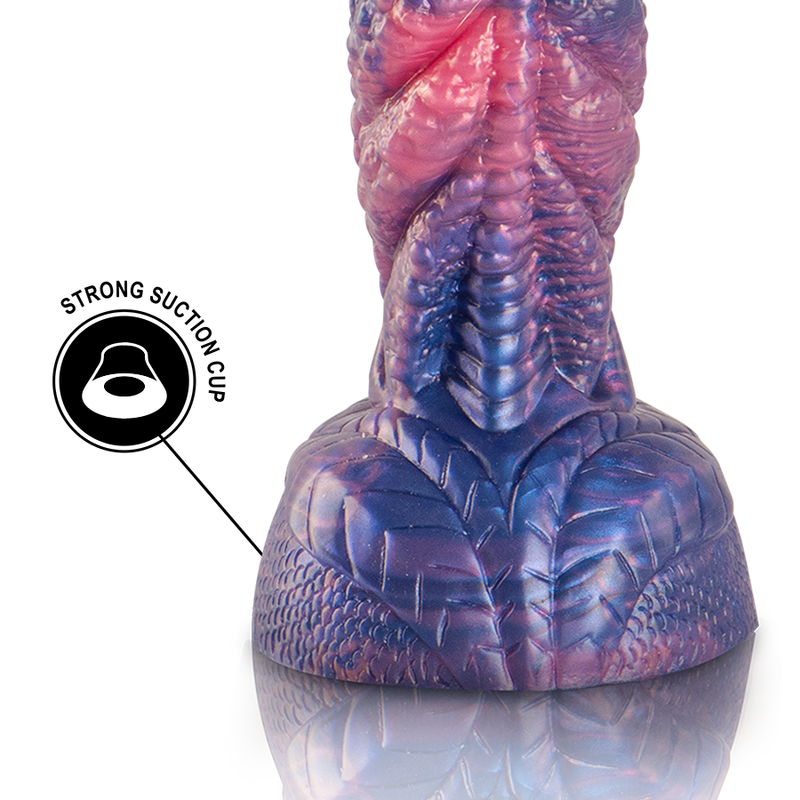 Gros plan du gode monstre fantasy violet sur base ventouse, picto strong suction cup. Silicone phosphorescent texture, fixation mains libres pour une stabilite confortable.