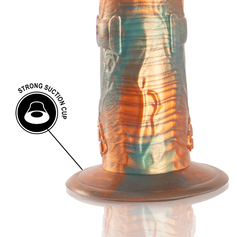 Gros plan de la base ventouse du gode fantasy cuivre et turquoise, picto strong suction cup. Silicone irise fixable mains libres pour une stabilite sur surface lisse.