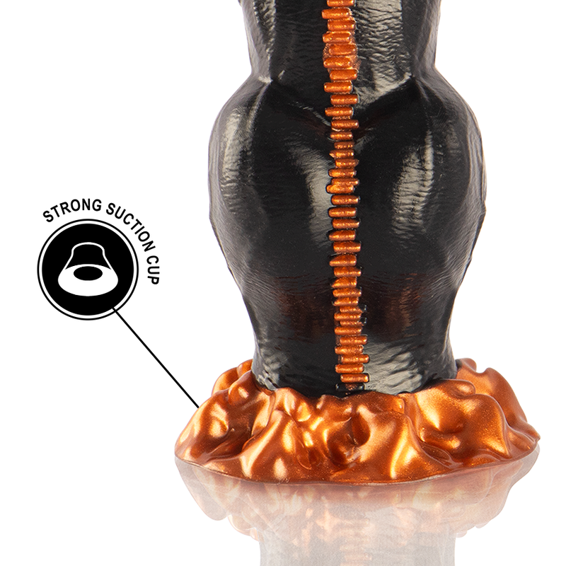 Gros plan de la base ventouse flammee orange du gode fantasy noir, picto strong suction cup. Silicone souple fixable mains libres pour une stabilite confortable.