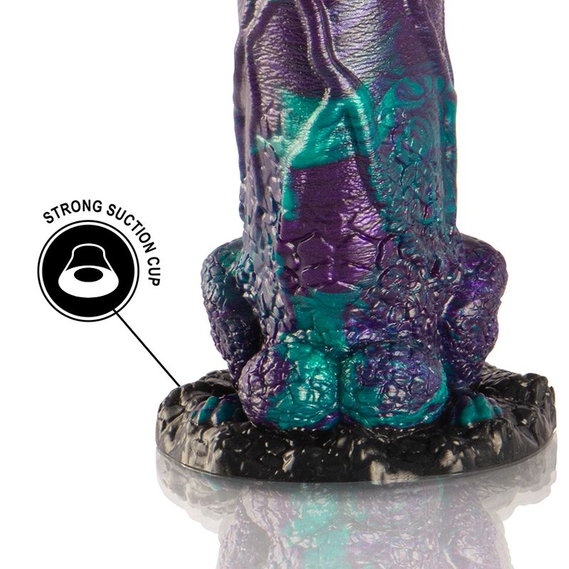 Gros plan de la base ventouse granuleuse du gode fantasy violet et turquoise, picto strong suction cup. Silicone texture fixable mains libres pour une stabilite confortable.