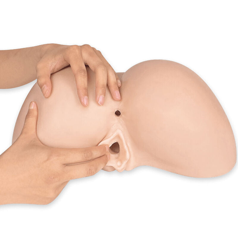 Masturbateur fessier Daphné Silexd tenu à deux mains, dévoilant l'orifice moulé et les fesses souples en silicone chair. Silexpan extra-doux à cœur ferme, rendu réaliste, sans phtalate.