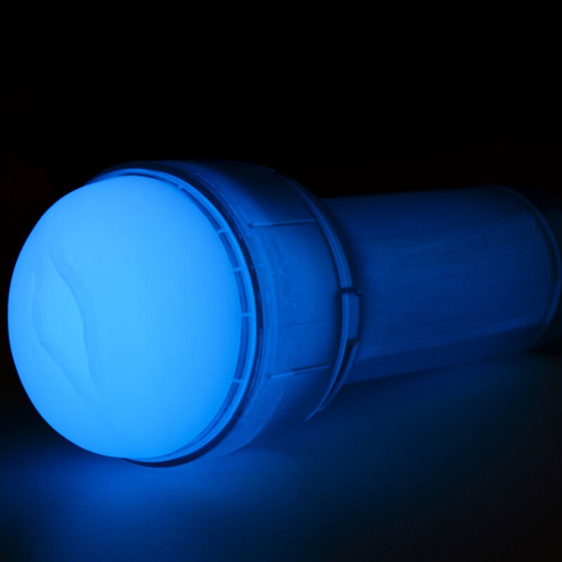 Masturbateur phosphorescent Kiiroo brillant en bleu dans l'obscurite, gaine translucide lumineuse ; jouet masculin a canal texture effet glow-in-the-dark pour usage solo.