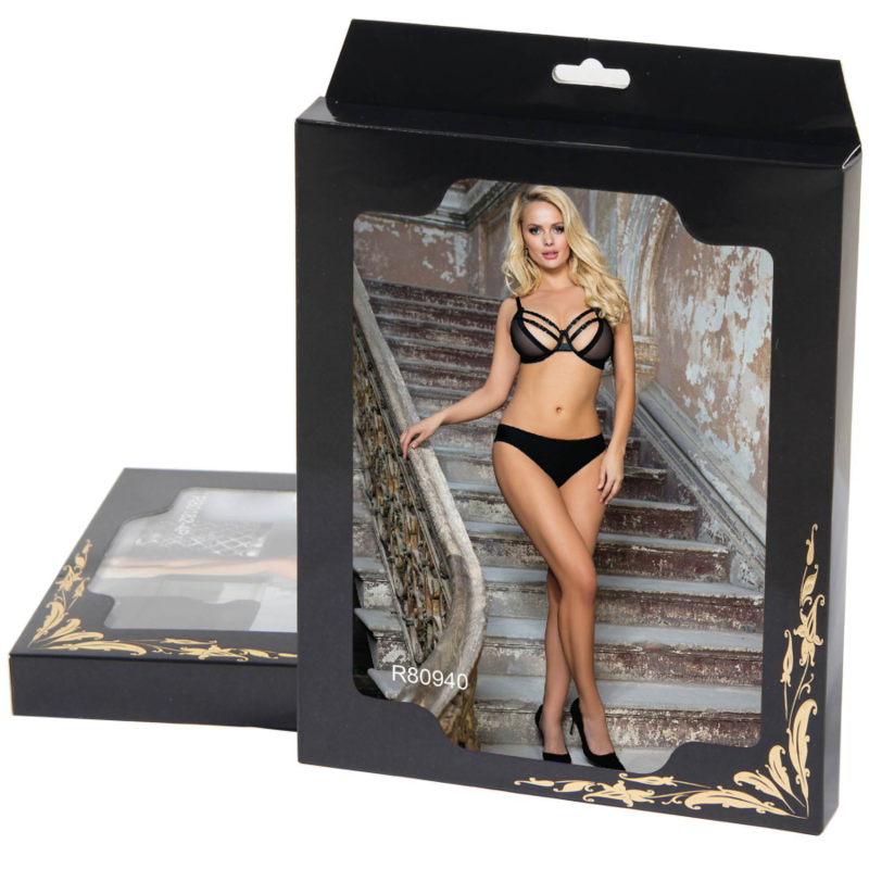 Boite de presentation de l'ensemble Subblime deux pieces, visuel d'un modele en soutien-gorge et culotte noirs dans un escalier.