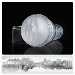 Masturbateur Fleshlight Ice transparent en cyberskin cristallin, etui et gaine translucides laissant voir la texture interne, vue de trois quarts fond noir.