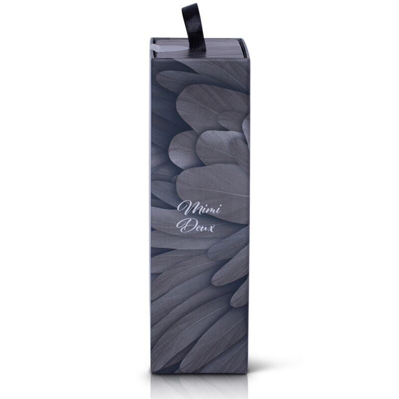 Boîte Mimi Deux Je Joue vue de profil sur la tranche, design de plume gris sombre et nom Mimi Deux en lettres argentées, packaging fermé étroit présenté debout sur fond blanc épuré.
