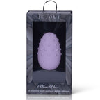 Boîte Je Joue grise présentant le Mimi Deux lilas texturé derrière la fenêtre, mention a powerful multi-surfaced pebble vibrator imprimée en bas du packaging sur fond de plume sombre.