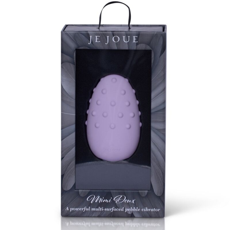 Boîte Je Joue grise présentant le Mimi Deux lilas texturé derrière la fenêtre, mention a powerful multi-surfaced pebble vibrator imprimée en bas du packaging sur fond de plume sombre.
