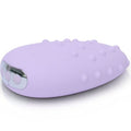 Masseur clitoridien Mimi Deux lilas vu de trois quarts, surface crêtée semée de petits picots arrondis et fenêtre de commandes argentée, gros plan du produit sur fond blanc épuré.