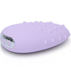 Masseur clitoridien Mimi Deux lilas vu de trois quarts, surface crêtée semée de petits picots arrondis et fenêtre de commandes argentée, gros plan du produit sur fond blanc épuré.
