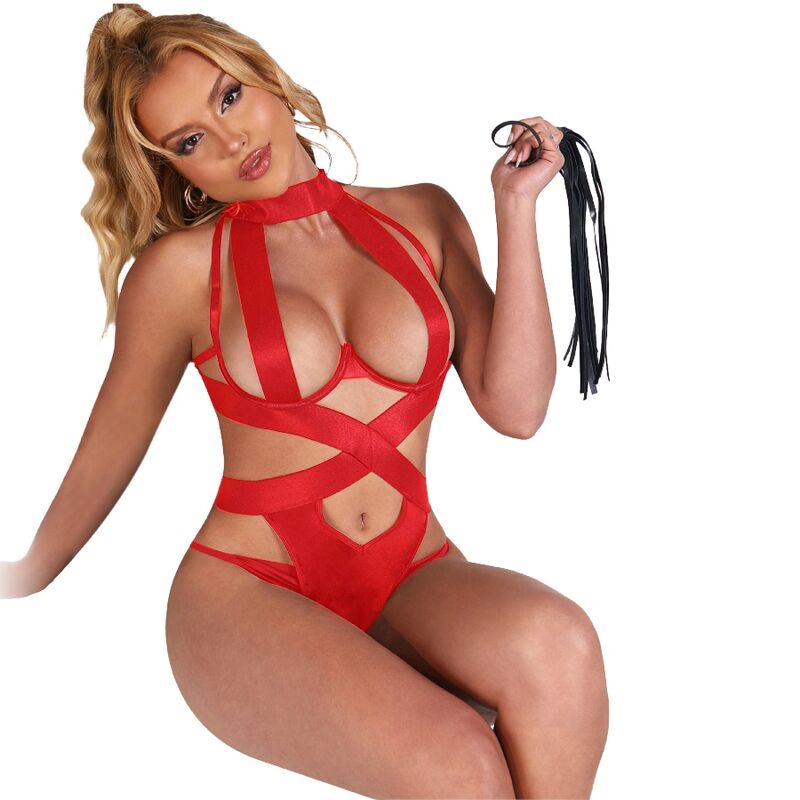 Mannequin assis en body strappy rouge Subblime, découpes croisées graphiques et col licou, martinet à la main pour une mise en scène fétiche ardente, sensuelle et audacieuse.