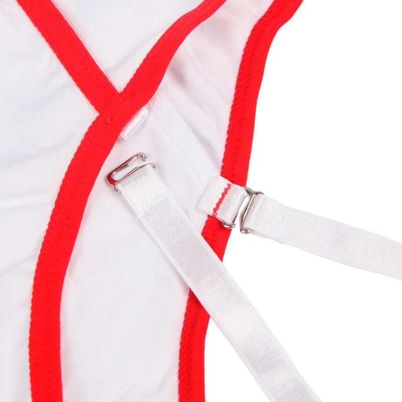 Gros plan sur l'attache reglable d'une bretelle de jarretelle du costume infirmiere Subblime : liseres rouges croises et boucle metallique blanche.