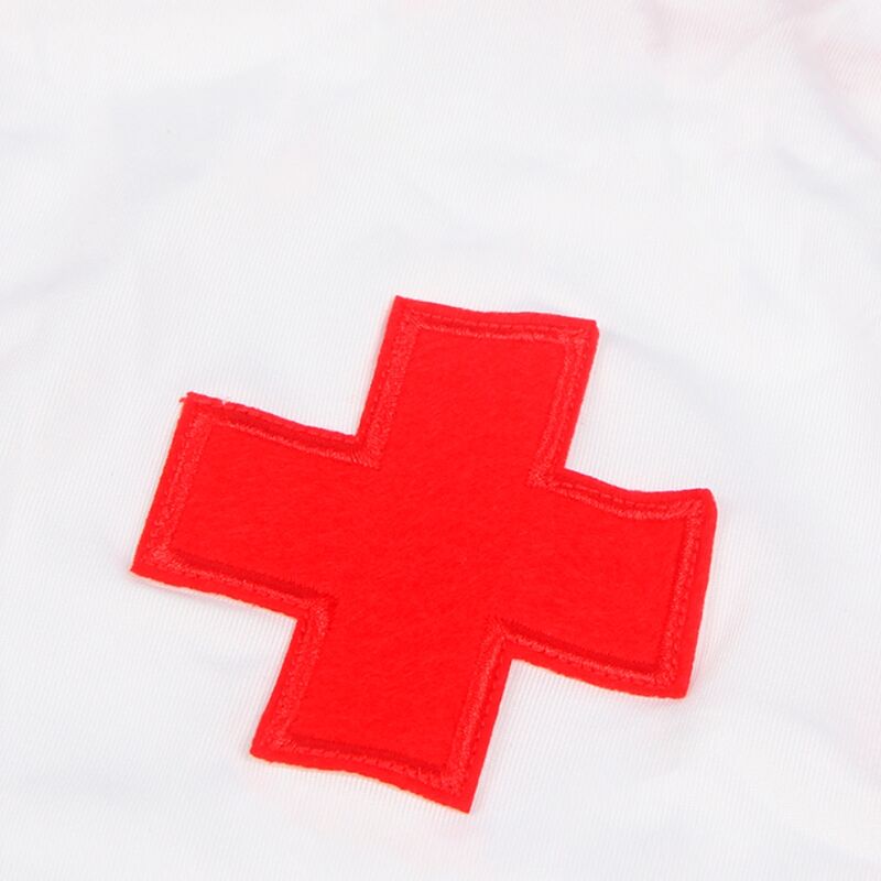 Detail de la croix rouge brodee en feutrine sur le tissu blanc du costume d'infirmiere Subblime, illustrant la finition couture du teddy.
