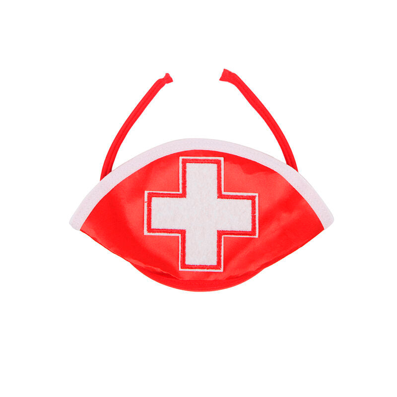 Coiffe d'infirmiere Subblime presentee seule : bonnet blanc a croix rouge brodee et lien de maintien, accessoire du costume de jeu de role.