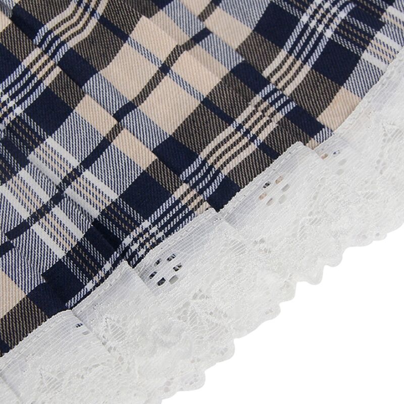 Gros plan sur le tissu de la jupe ecoliere Subblime : motif a carreaux bleus et beiges borde d'une fine dentelle blanche au bas.