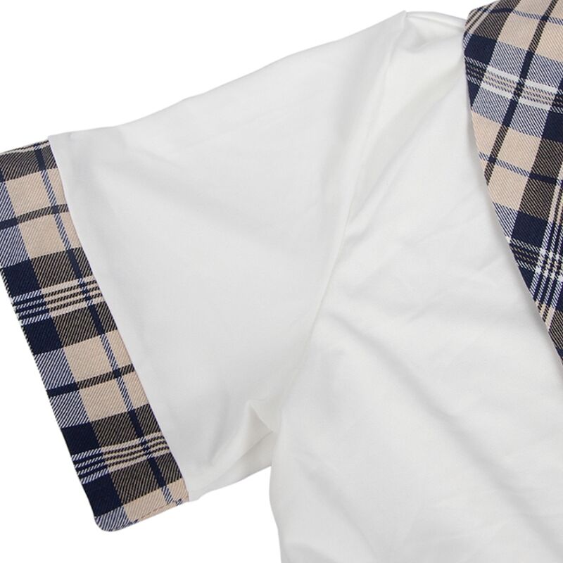 Detail a plat du chemisier blanc du costume ecoliere Subblime : manche courte a poignet a carreaux bleus et blancs, finition couture nette.