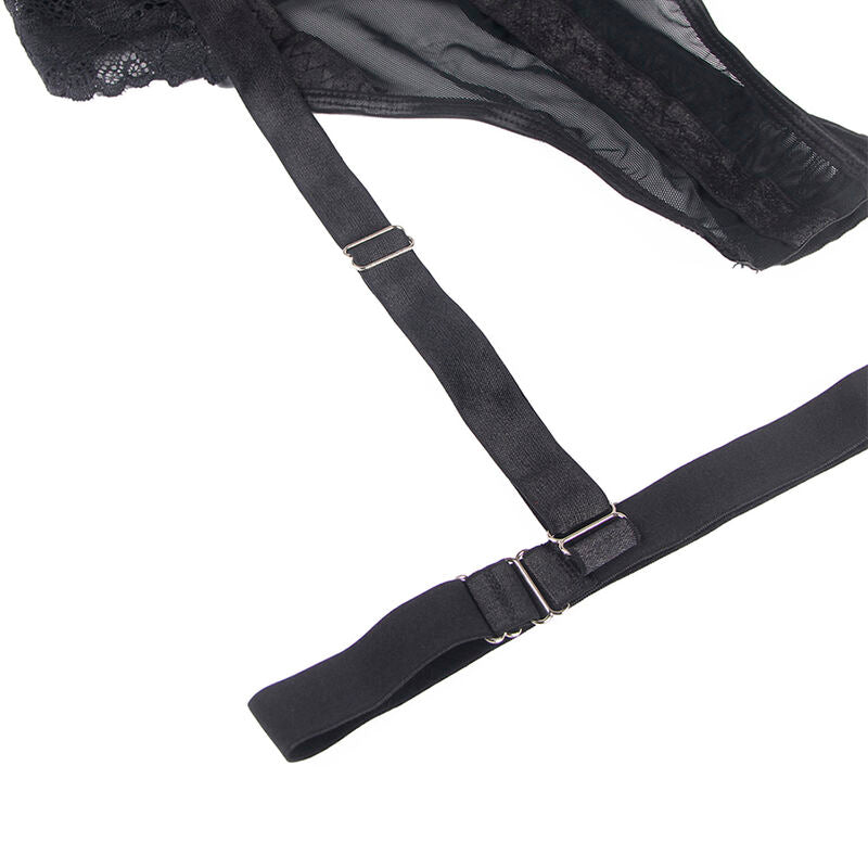 Gros plan sur la jarretiere du teddy noir Subblime, sangle reglable et boucle metal coulissante posee sur un fond de dentelle et de maille voile.
