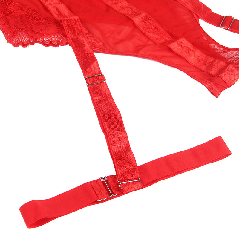 Gros plan sur la jarretiere du teddy rouge Subblime, sangle reglable et boucle metal coulissante posee sur un fond de maille voile transparente rouge.