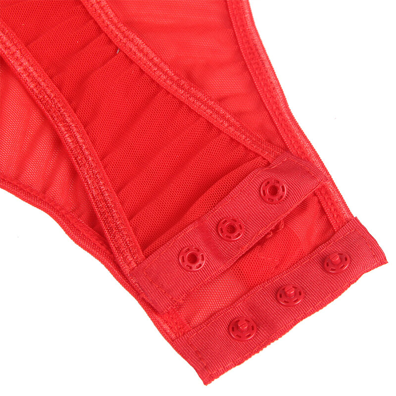 Gros plan sur l entrejambe a pressions du teddy rouge Subblime, trois crochets de fermeture sur la maille voile bordee de dentelle florale rouge.