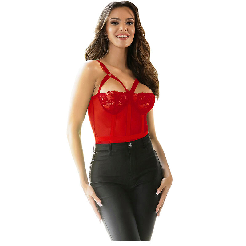 Teddy rouge en dentelle Subblime porte avec un jean, sangles harnais sur le decolleté et bonnets dentelle florale, maille voile sur le buste, sourire.