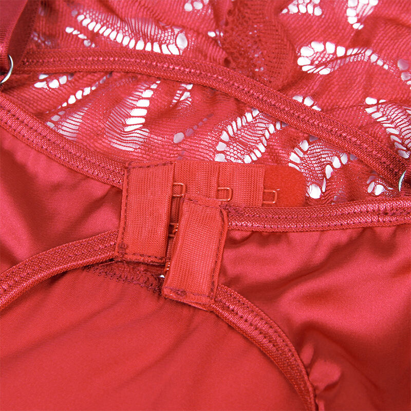 Macro de la jonction entre satin rouge et dentelle florale du babydoll Subblime, surpiqures fines et contraste de matieres sans modele a l image.