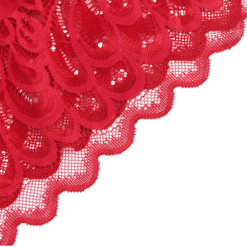 Gros plan sur l ourlet festonne en dentelle florale rouge du babydoll satin Subblime, festons denses et bord ajoure illustrant la finition soignee.