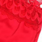 Babydoll en satin rouge avec dentelle florale — emballage produit
