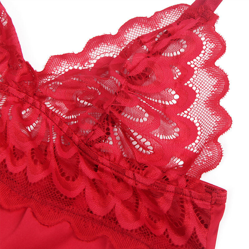 Detail macro des bonnets en dentelle florale rouge du babydoll satin Subblime, broderie ajouree et bord festonne soulignant le travail de la maille.