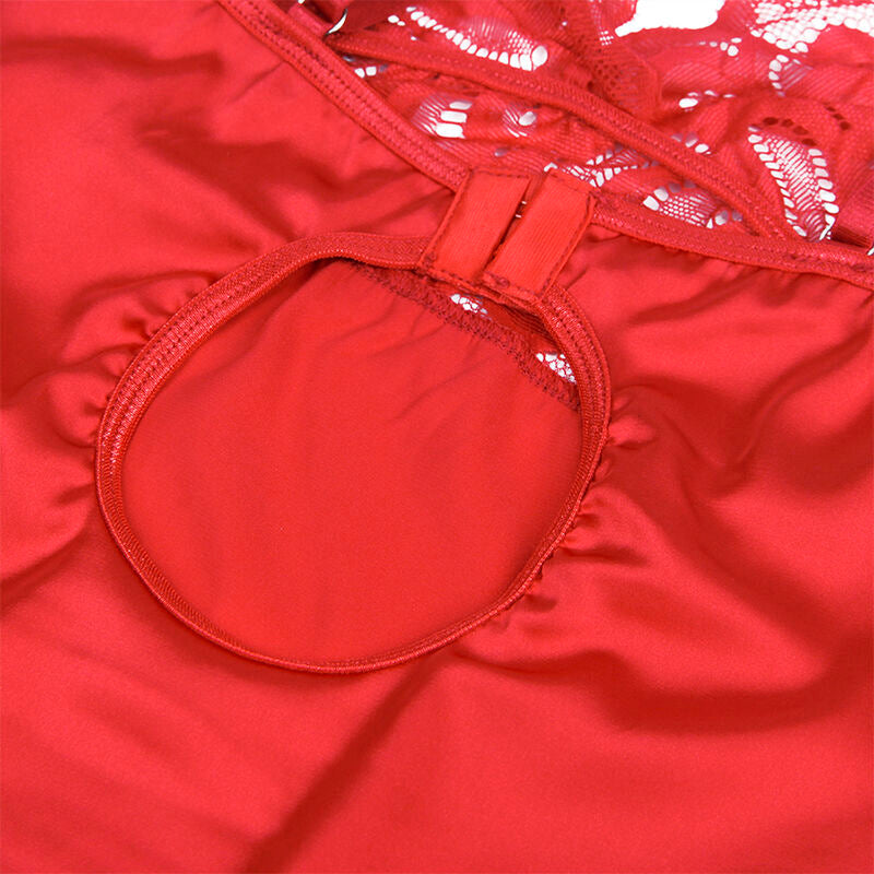Gros plan sur la fermeture a anneau crochet au dos du babydoll satin rouge Subblime, boucle satinee nette, detail technique de la nuisette a plat.