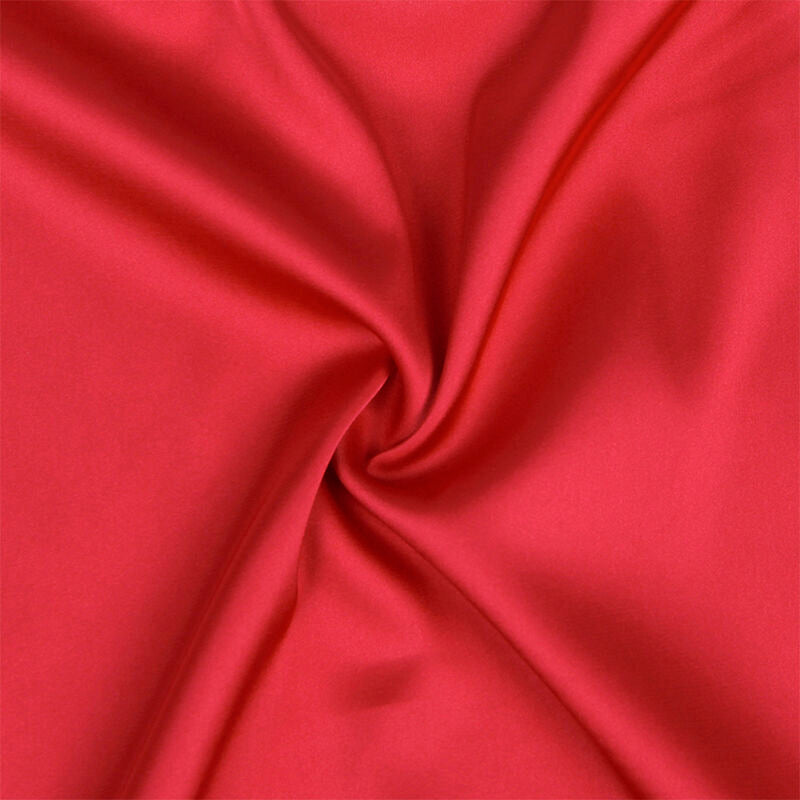 Macro de la matiere satin rouge du babydoll Subblime, drape souple et reflets lumineux, illustration de la douceur glissante du tissu sans modele.