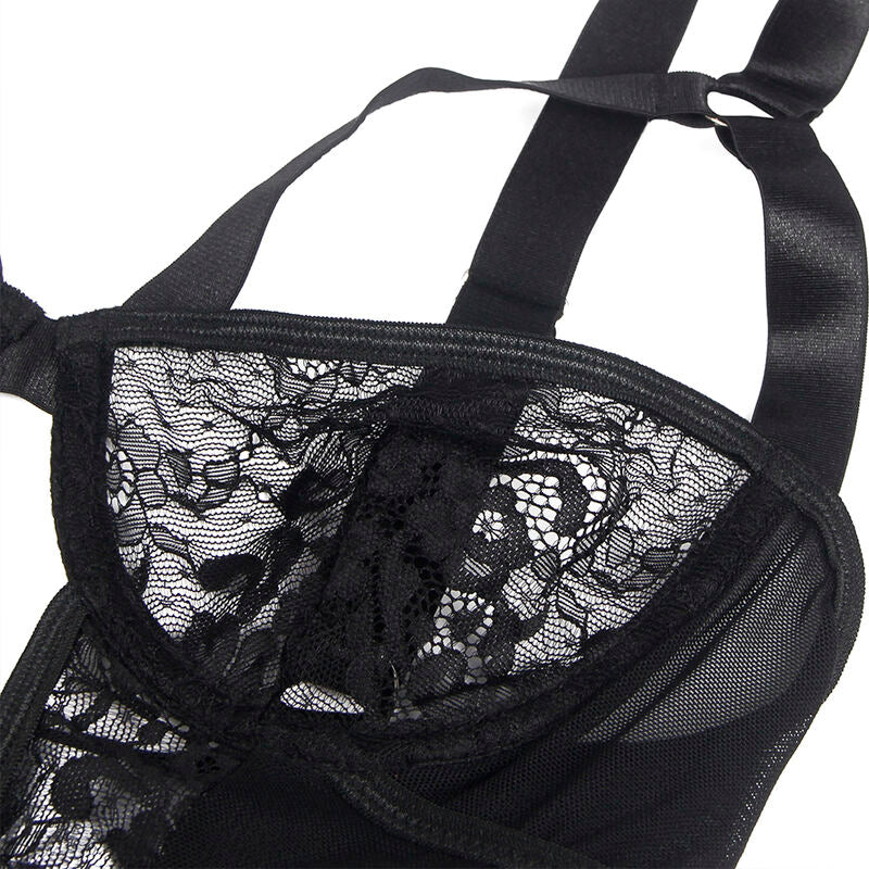 Gros plan sur le bonnet en dentelle florale noire et la bretelle harnais du teddy Subblime, maille ajouree et bordure satin, plan produit a plat.
