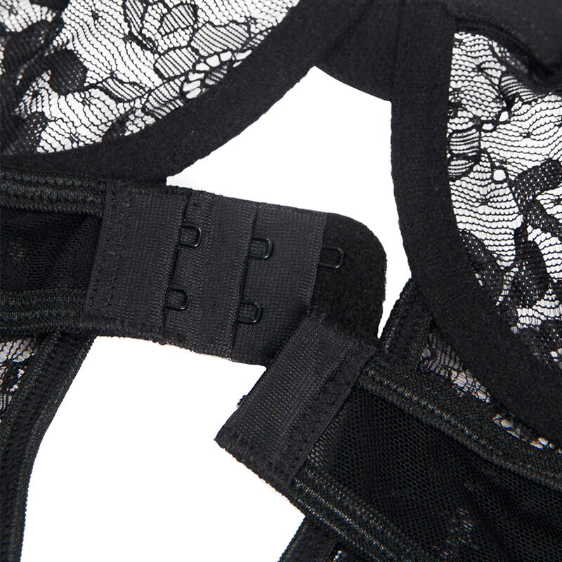 Gros plan sur la dentelle florale et les bandes structurantes du teddy noir Subblime, maille ajouree et sangle satin, detail textile sans modele.