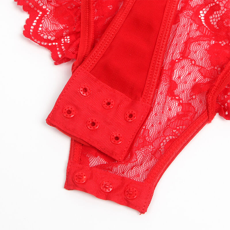 Detail des agrafes et de la dentelle florale rouge du teddy Subblime, maille ajouree et bande satin, plan produit technique presente a plat sans modele.