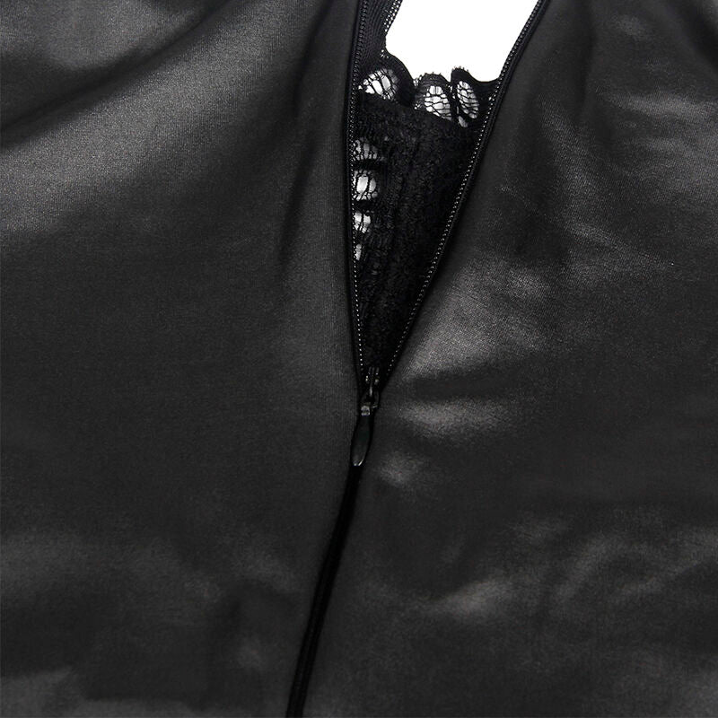 Gros plan sur le col en dentelle florale et la fermeture zippée centrale de la robe lingerie noire Subblime, mise en valeur de la matière brillante effet cuir lisse et structurée.