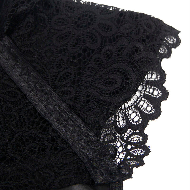 Détail de la dentelle florale noire festonnée bordant la robe lingerie Subblime, gros plan illustrant la finesse du motif et le contraste élégant avec le tissu effet cuir brillant.