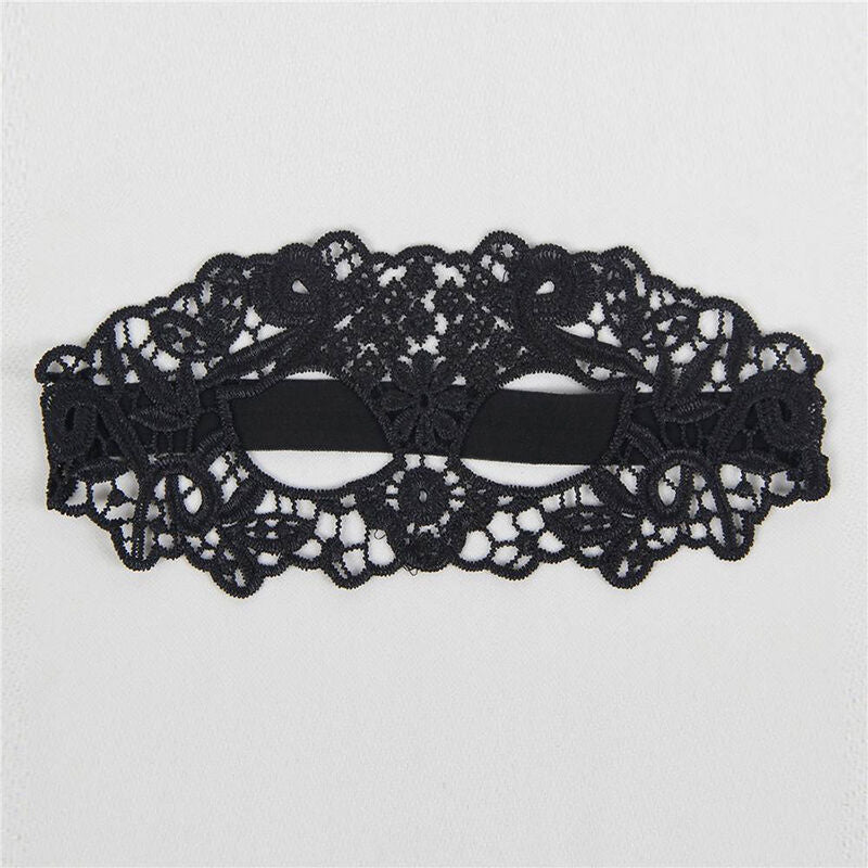 Masque en dentelle noire