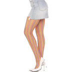 Vue de profil des collants résille au crochet à rayures arc-en-ciel sous une mini-jupe en jean, escarpins blancs, look festival joyeux Leg Avenue