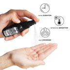 Spray retardateur Black Hole Delay 30 ml tenu en main et pulverise sur la paume, pictogrammes extra duration et high coverage de la formule longue tenue
