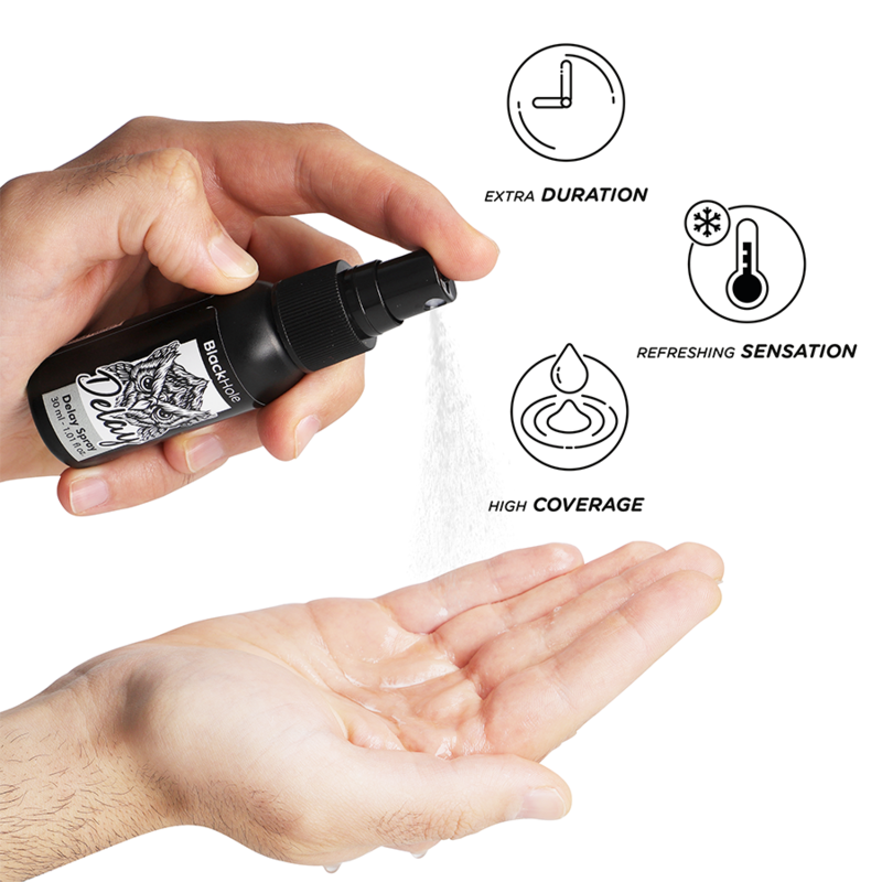 Spray retardateur Black Hole Delay 30 ml tenu en main et pulverise sur la paume, pictogrammes extra duration et high coverage de la formule longue tenue