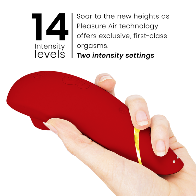 Womanizer Premium 2 rouge tenu à l'horizontale dans une main, à côté du visuel 14 niveaux d'intensité de la technologie Pleasure Air sans contact. Échelle de taille montrée en main.