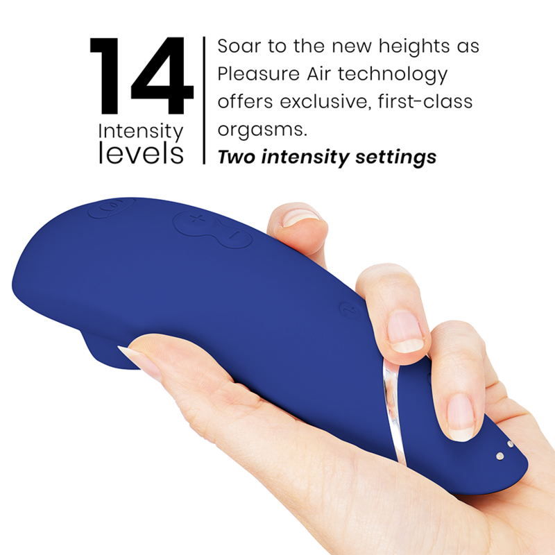 Womanizer Premium 2 bleu tenu à l'horizontale dans une main, à côté du visuel 14 niveaux d'intensité de la technologie Pleasure Air sans contact. Échelle de taille montrée en main.