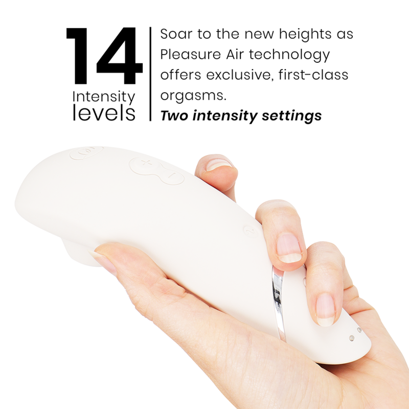 Womanizer Premium 2 blanc tenu à l'horizontale dans une main, à côté du visuel 14 niveaux d'intensité de la technologie Pleasure Air sans contact. Échelle de taille montrée en main.