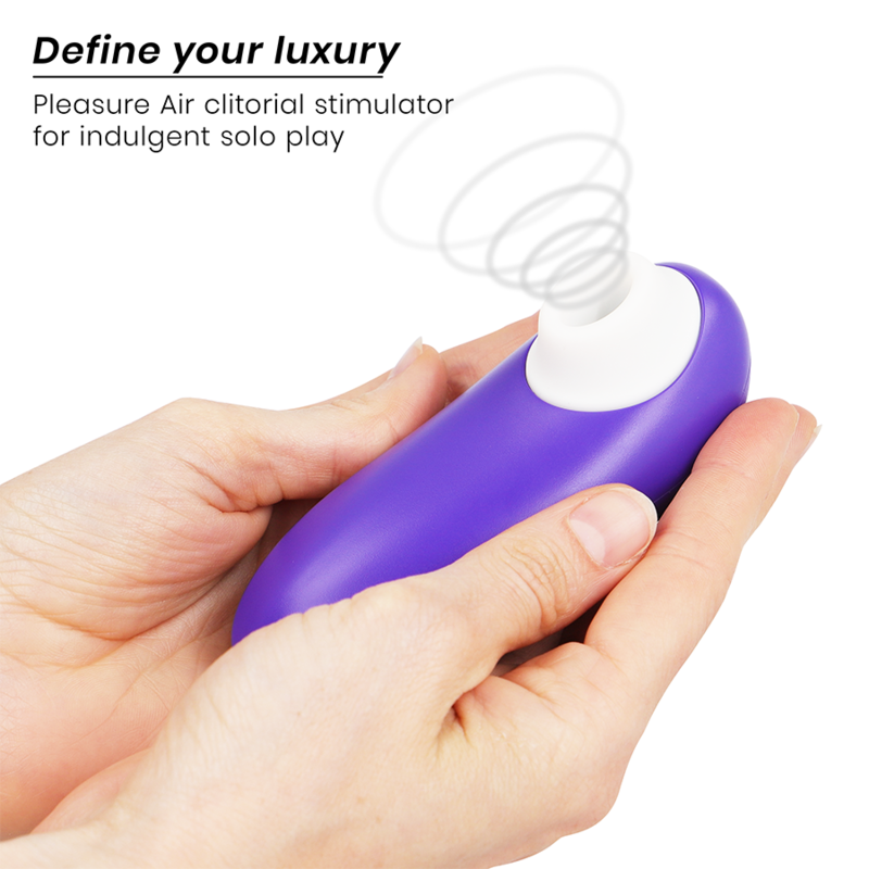 Main tenant le Womanizer Starlet 3 violet, embout d'air pulsé blanc vers la gauche et schéma d'ondes d'air pour stimulation clitoridienne en solo. Format ergonomique compact.