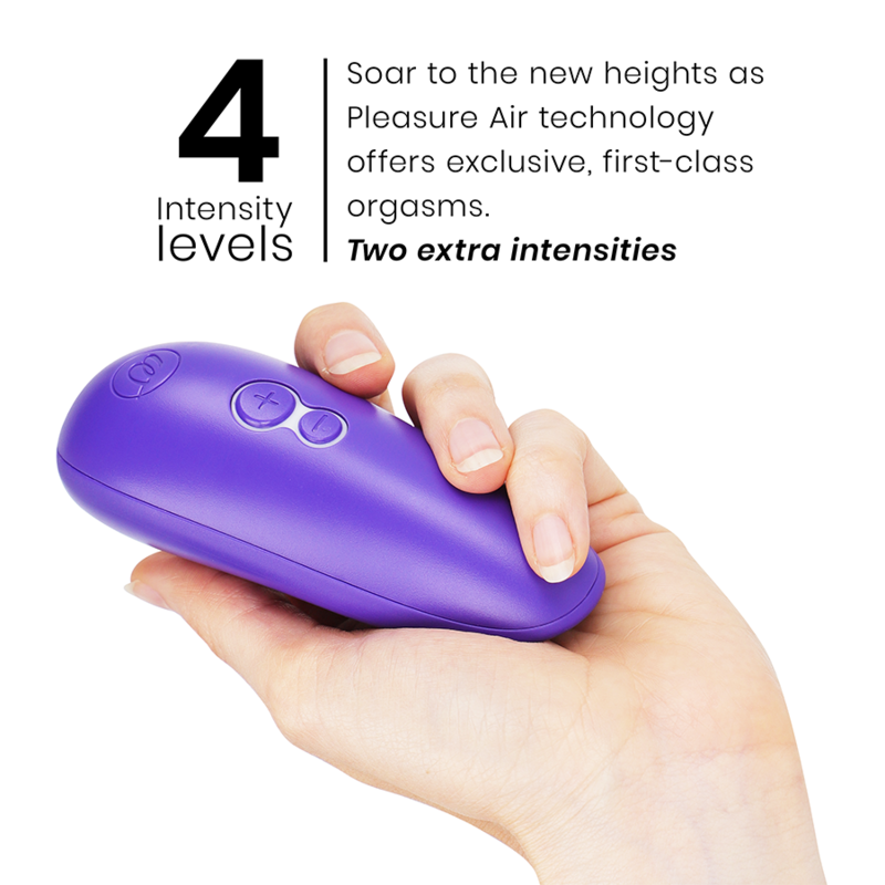 Womanizer Starlet 3 violet serré dans une main, à côté du visuel 4 niveaux d'intensité de la technologie Pleasure Air par ondes d'air. Échelle de taille montrée en main.